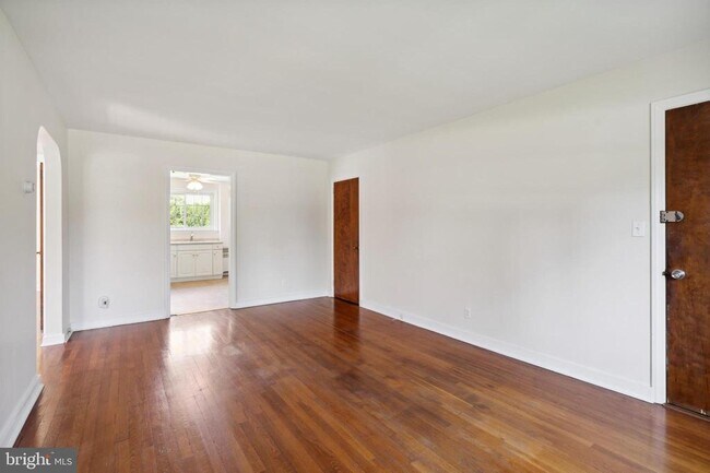 Building Photo - 10 Lloyd Ave