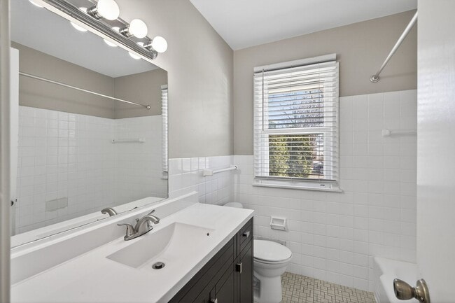 Building Photo - Great Location