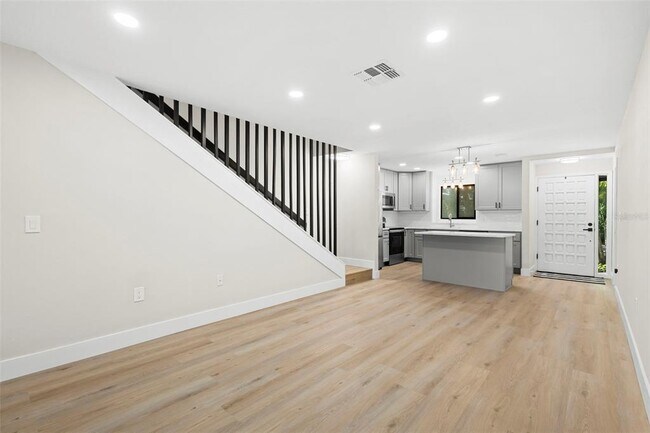 Building Photo - 805 N Clake Ave