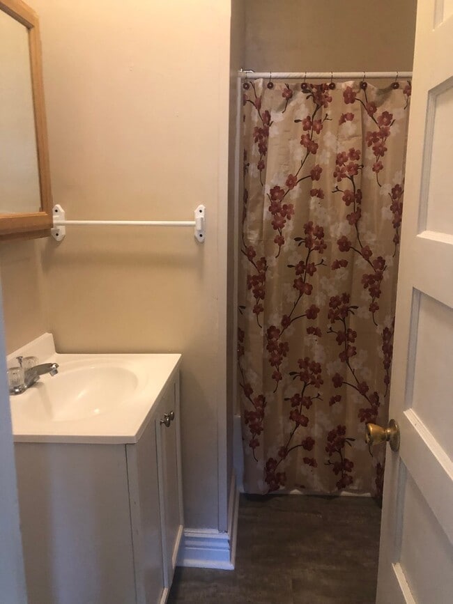 Building Photo - Lots of Space & Central Location