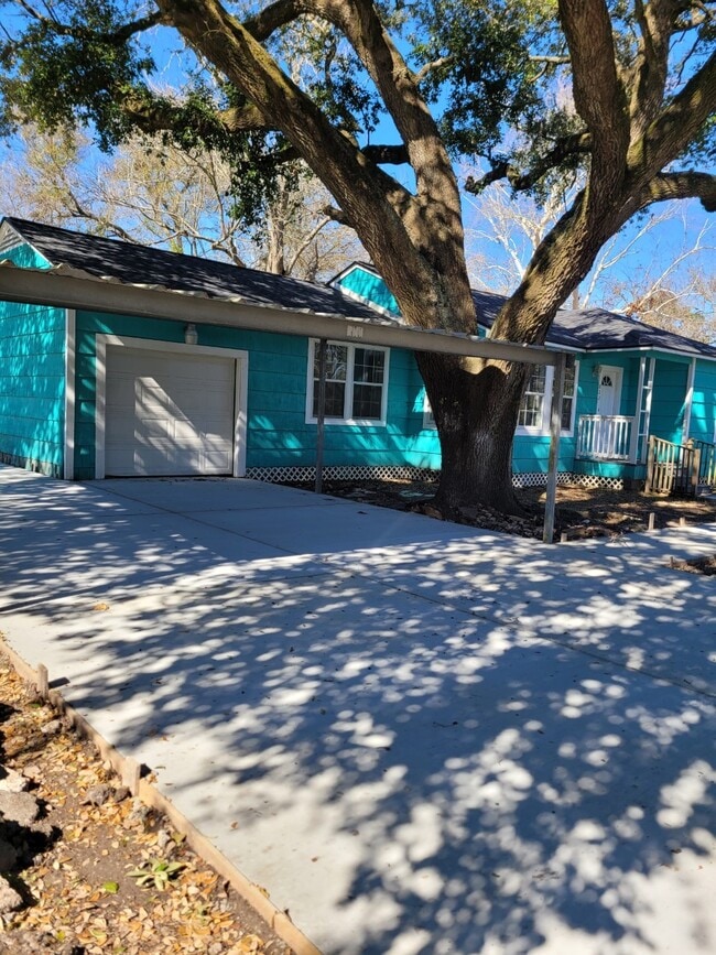 Building Photo - 822 Retama St