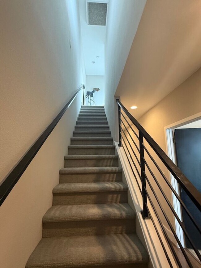 Building Photo - Modern 3 bed, 3.5 bath Townhome Blocks fro...