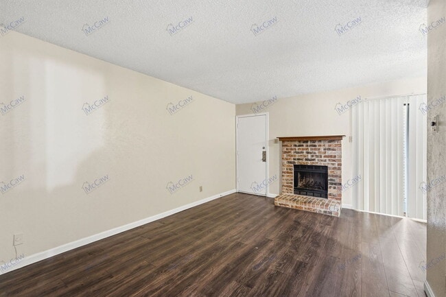 Building Photo - 9520 Royal Ln