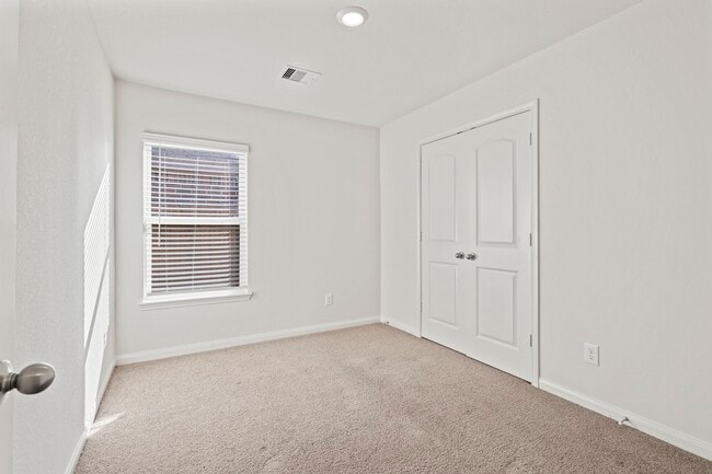 Building Photo - 15231 Central Lakes Dr