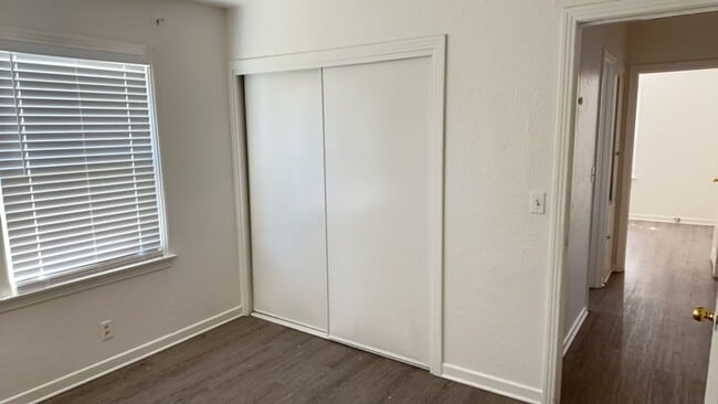 Building Photo - Updated Throughout