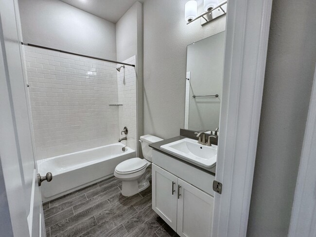 Building Photo - Gorgeous 4-Bedroom Home in Woodbridge Esta...