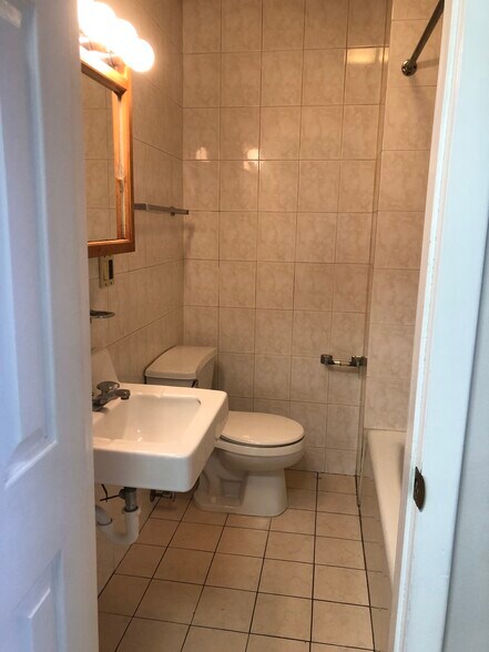 Building Photo - 513 9th St