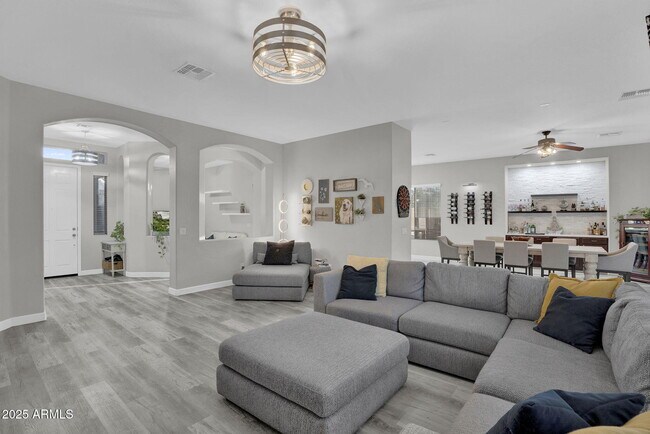 Building Photo - 10226 E Lakeview Ave