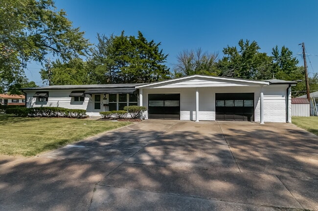 Building Photo - Charming & Modern 3 Bed / 1 Bath Home in F...