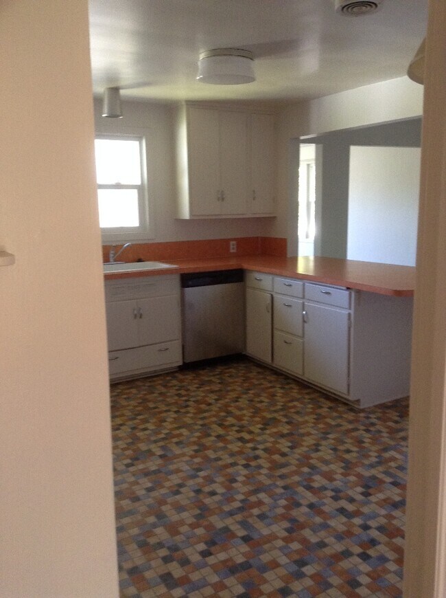 Building Photo - Beautiful 5 BR Campus Home w/Large Fenced Yard