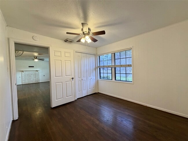 Building Photo - 403 Oak Dr