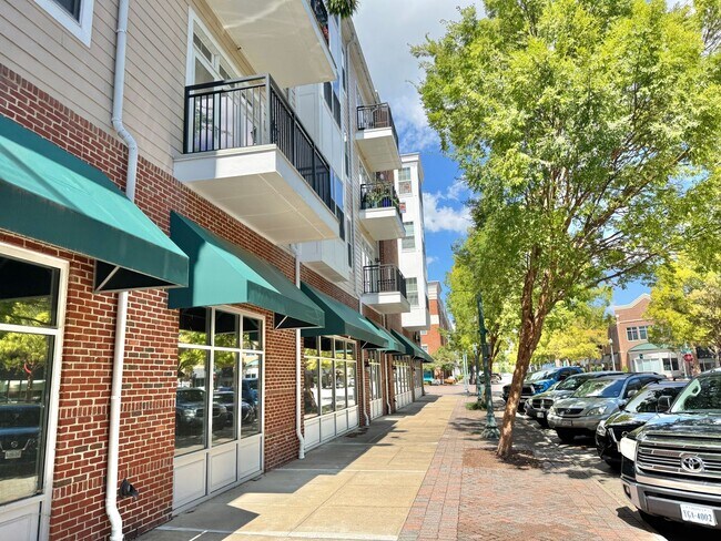 Building Photo - NEWPORT NEWS - STUNNING APARTMENT IN  THE POINT AT CITY CENTER