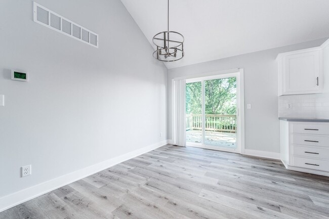 Building Photo - Move-In Ready 4-Bedroom Beauty with Modern...