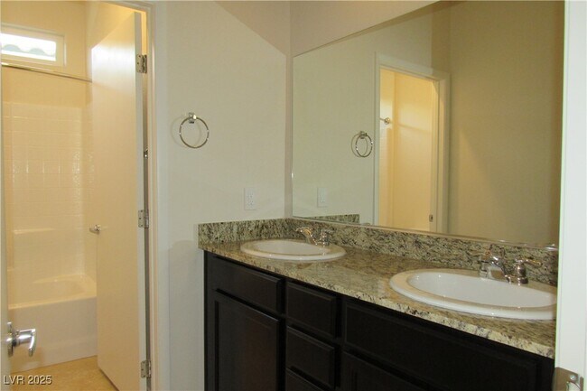 Building Photo - 2124 Del Aqua Ave