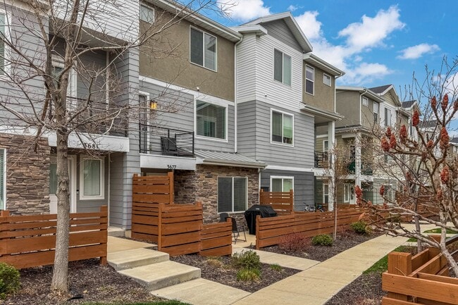 Building Photo - 3677 Golden Sky Ln