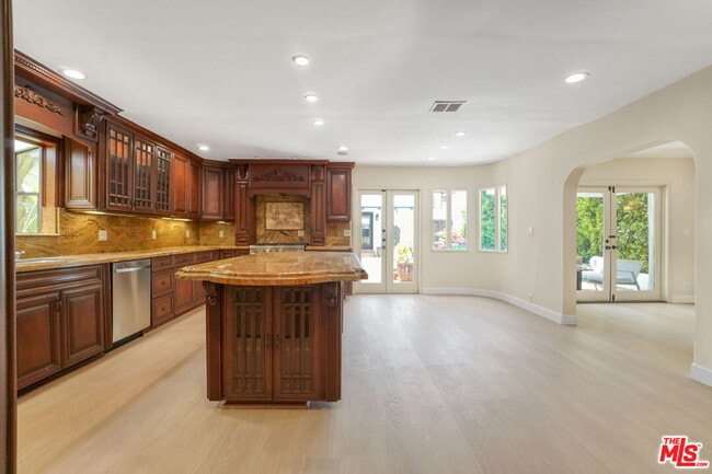 Building Photo - 209 N Doheny Dr