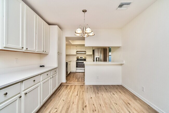 Building Photo - 1417 S Lynx Dr