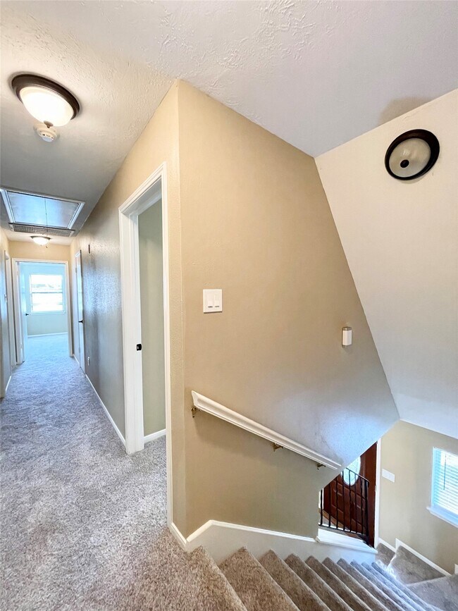 Building Photo - 15006 Elmont Dr