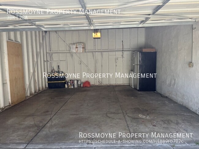 Building Photo - 10856 Wellworth Ave