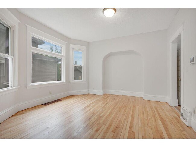 Building Photo - 804 Hawthorne Ave E