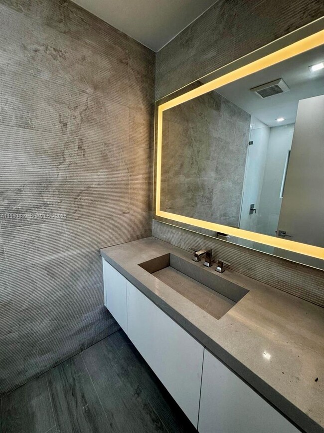 Building Photo - 3204 Plaza St