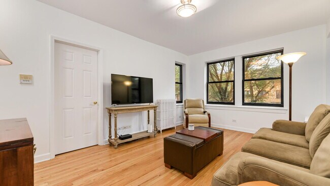 Building Photo - 1850 W Lunt Ave