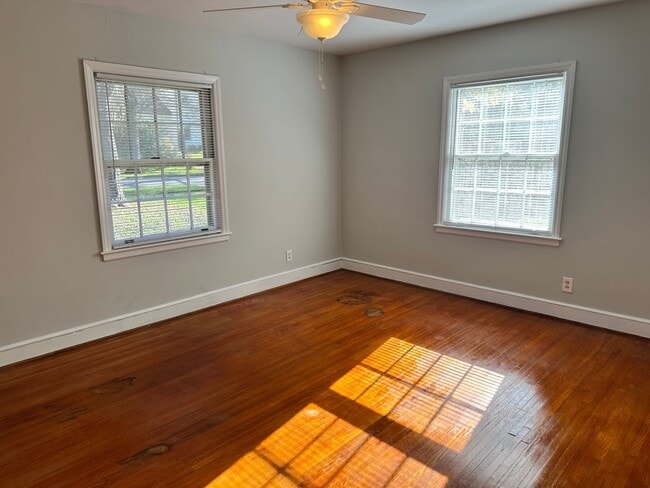 Building Photo - Beautiful 3 Bedroom in Myers Park!!