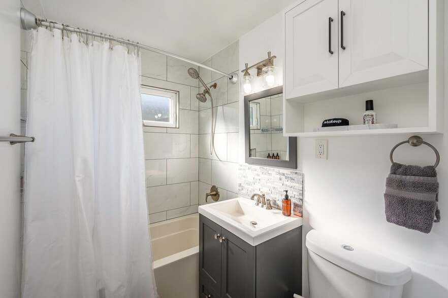 Full Bathroom with bathtub and duo shower head with variable spray options, located downstairs - 4746 W 159th St