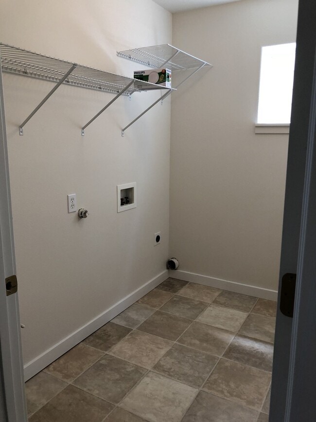 Building Photo - Beautiful Townhouse in Prime Tigard Locati...