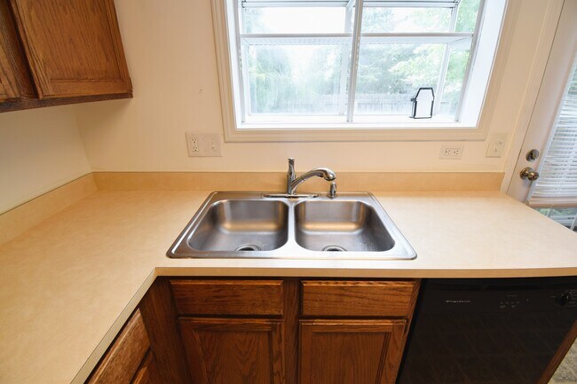Building Photo - 1136 Anthrop Dr