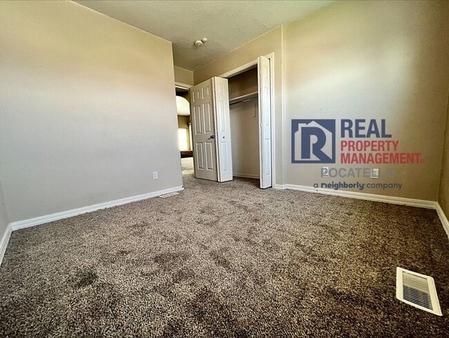 Building Photo - Beautiful 6 Bedroom 3 Bath house - 2 Car Garage - 6 month lease