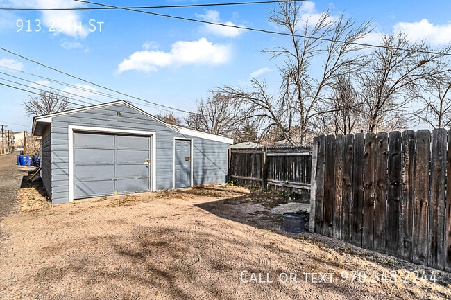 Building Photo - 913 25th St