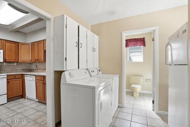 Building Photo - 1546 River Hills Cir W