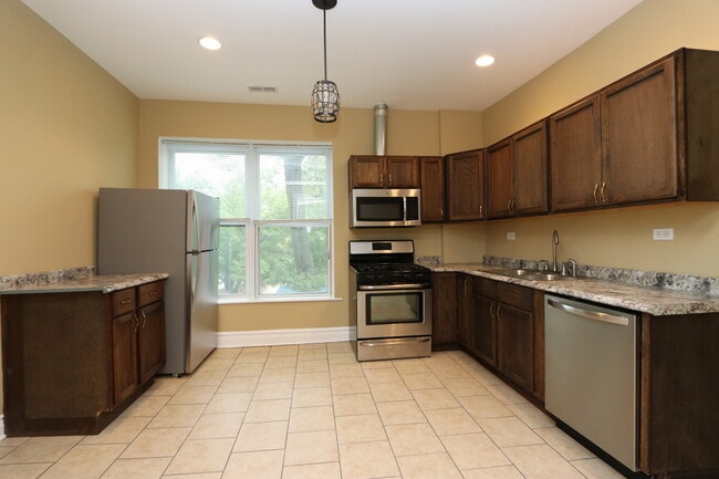 Building Photo - 934 N Lamon Ave