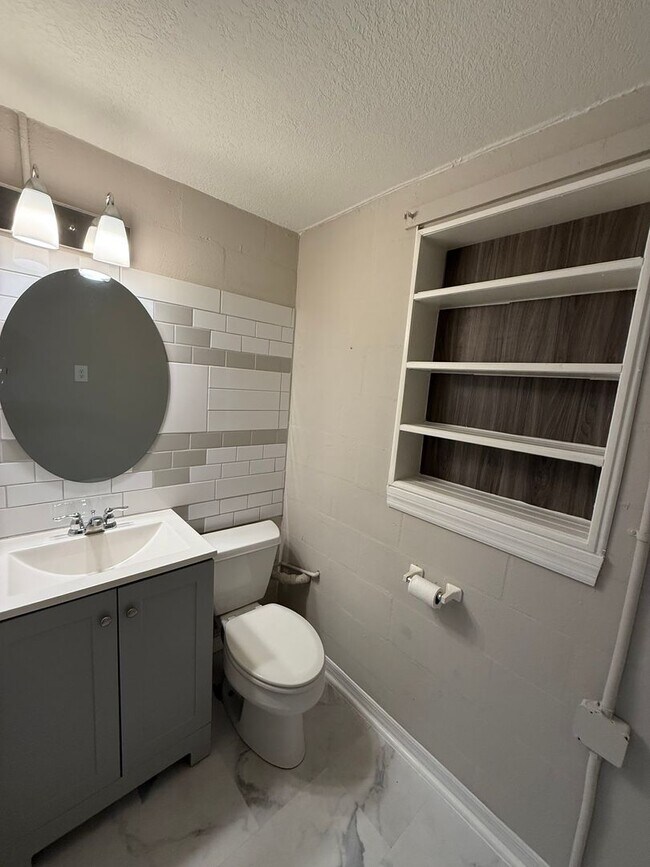 Building Photo - 702 21st Ave W