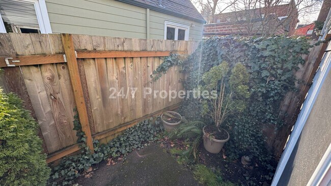 Building Photo - Newly Remodeled 1 BA I 1 BA