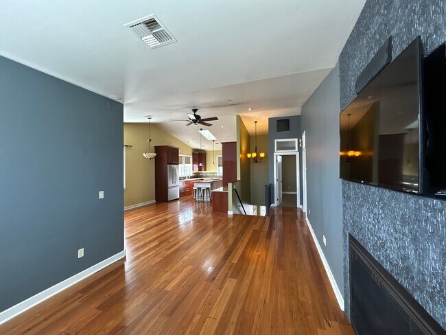 Building Photo - 2 Bedroom / 1.5 Bath Executive Apartment i...