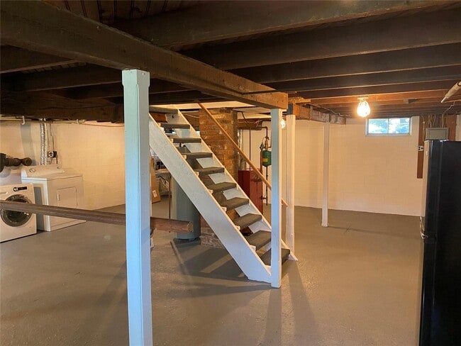 Building Photo - 202 Oakwood Rd