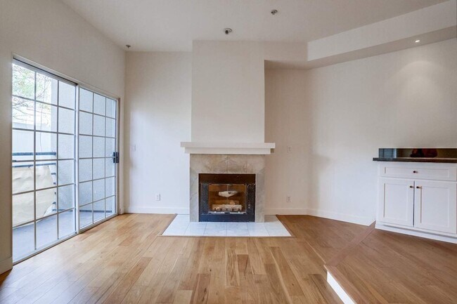 Building Photo - 852 N Poinsettia Pl