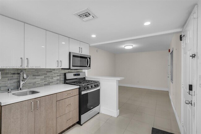 Building Photo - 241 S Royal Poinciana Blvd