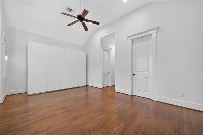 Building Photo - 1042 W 25th St