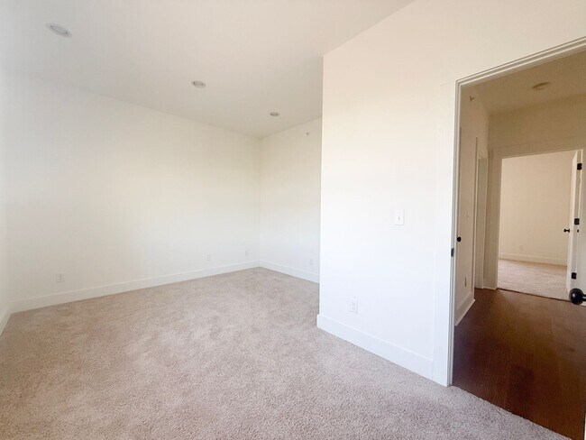 Building Photo - 3-Bedroom Townhome with Pool Access Near Downtown Cookeville