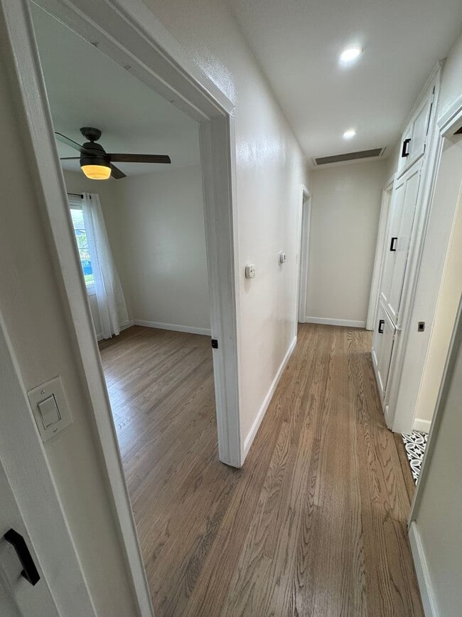 Building Photo - Beautiful 3 bedroom 2 bath Pool Home...  this one is a SHOW STOPPER