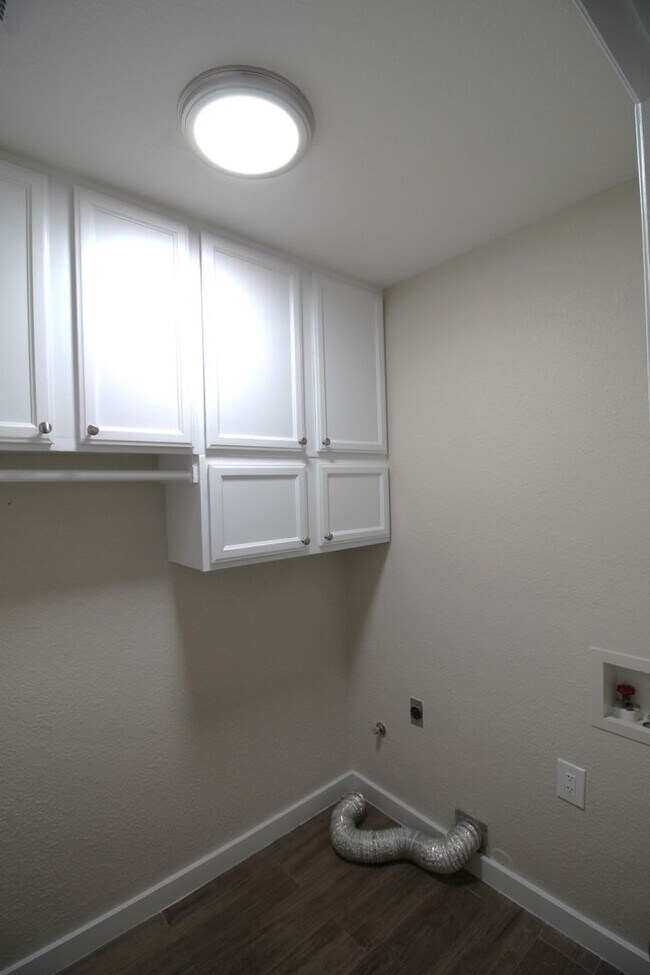 Building Photo - Beautiful Northeast Home -Utilities are a ...