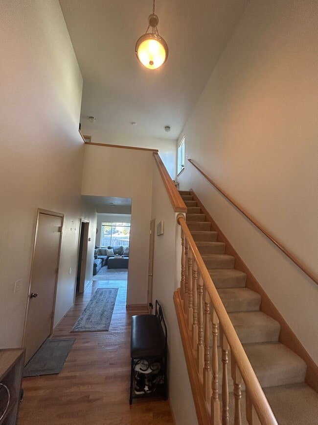 Building Photo - 4B, 2.5BA Pet-friendly home w/2-car garage...