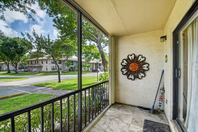Building Photo - 9810 Pineapple Tree Dr
