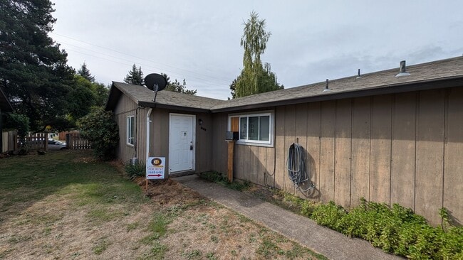 Primary Photo - 2 bedroom 1 bath single level duplex