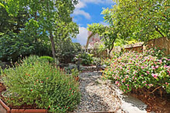 Building Photo - Beautiful 3 Bedroom Home-$750.00 Off 1st M...