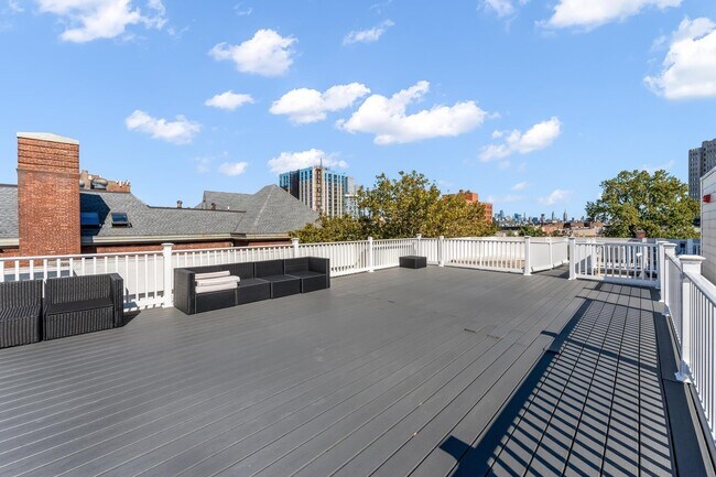 Building Photo - 65-67 Storms Ave