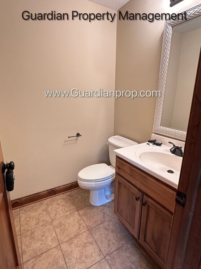 Building Photo - Downtown Hopkins SFH, Fenced Yard, Patio, Spacious Primary, 4 Car Detached Garage